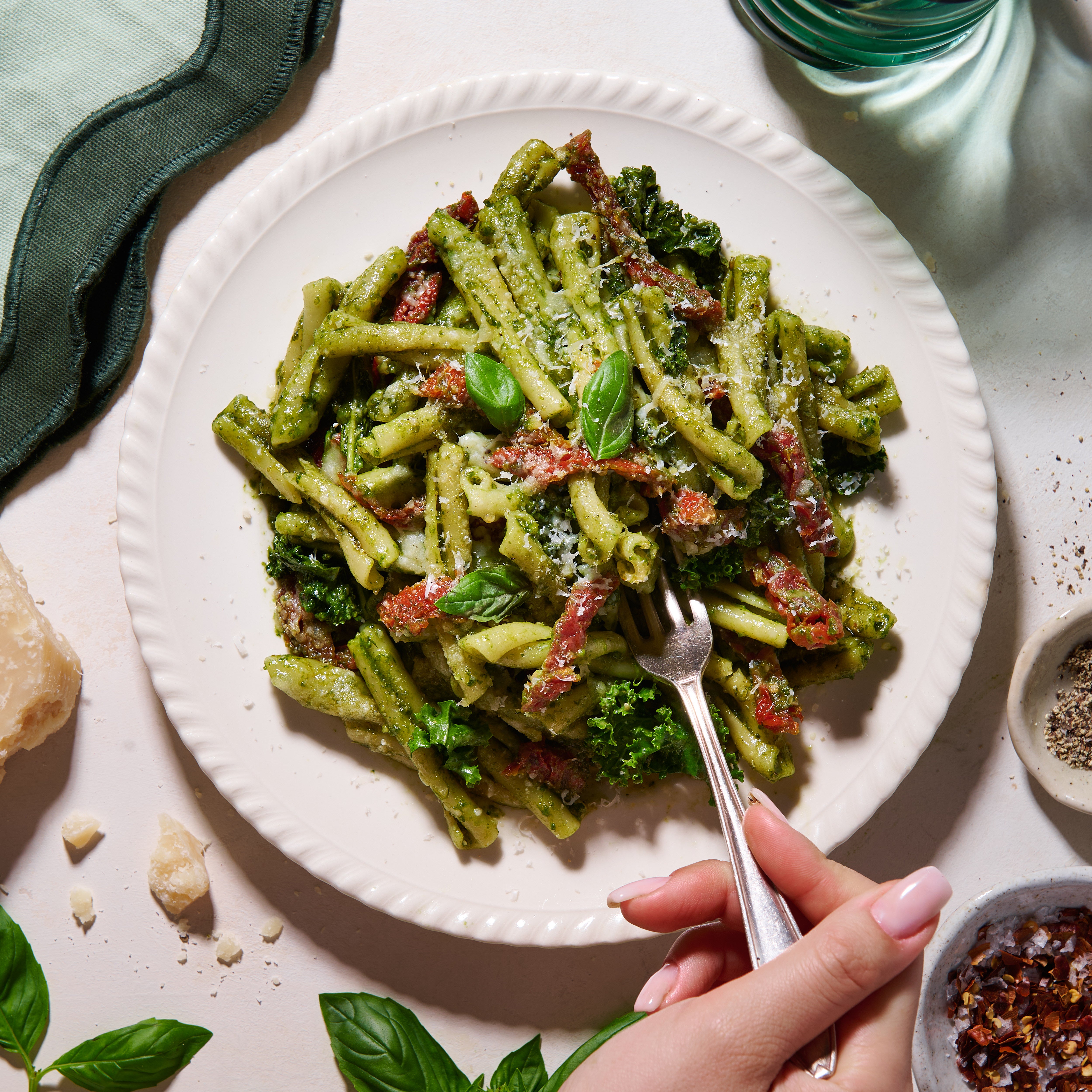 Pesto pasta with sun-dried tomatoes