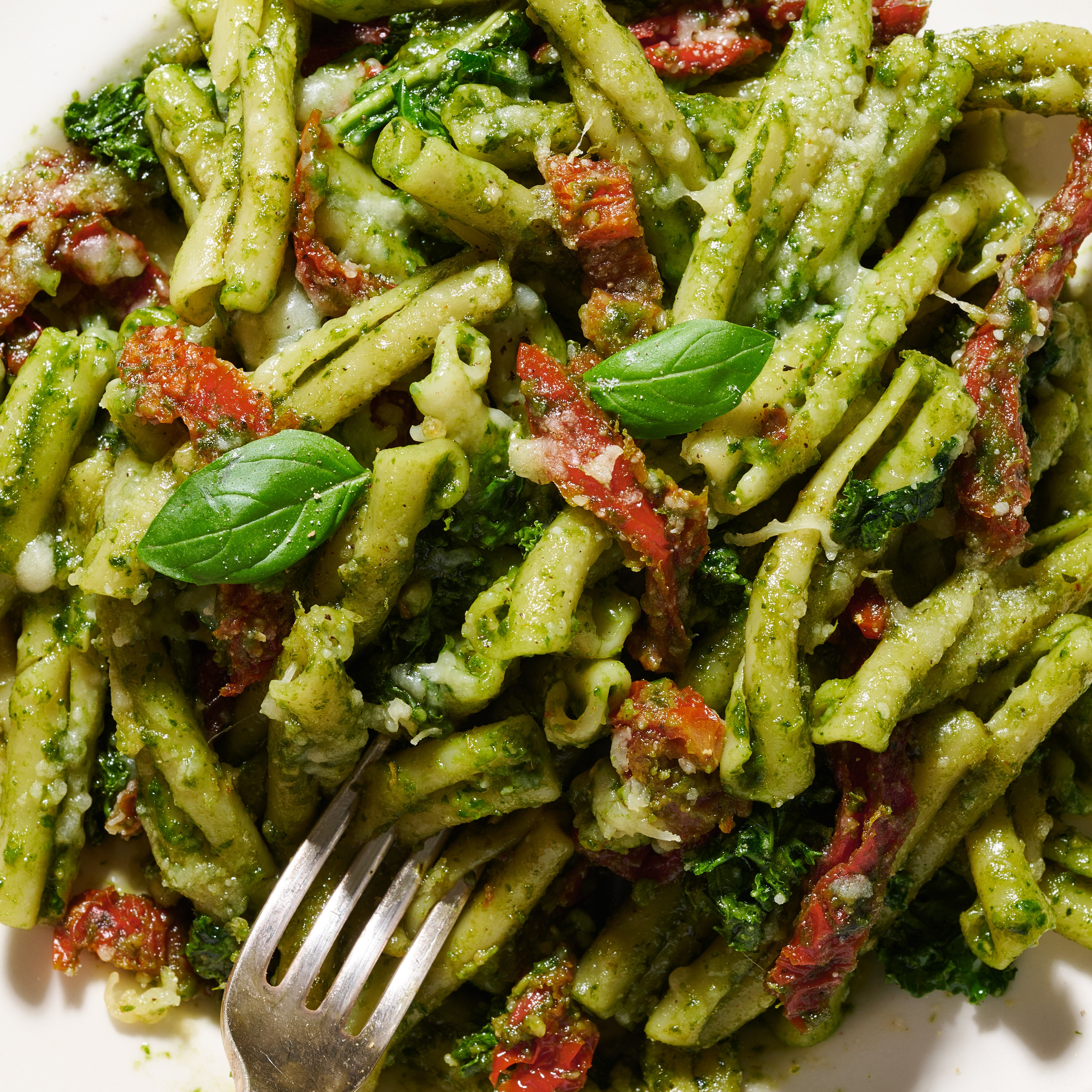 Pesto pasta with sun-dried tomatoes