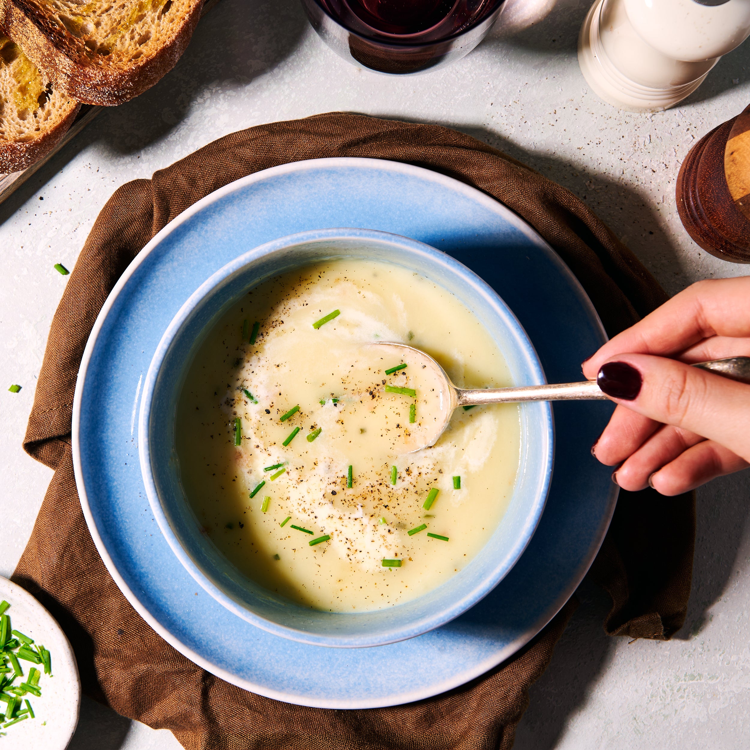Potato, leek and chive soup for 1 
